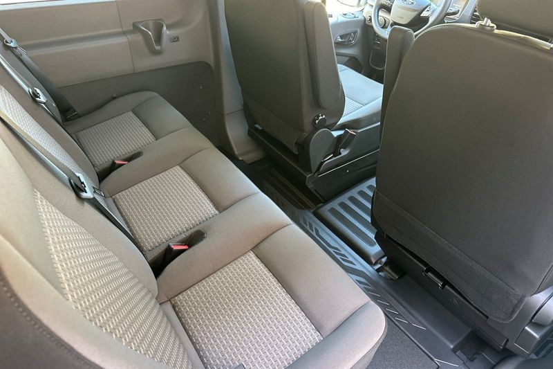 Ford Transit-350 Vehicle Full-screen Gallery Image 12