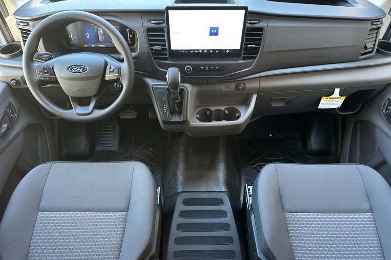 Ford Transit-350 Vehicle Full-screen Gallery Image 13