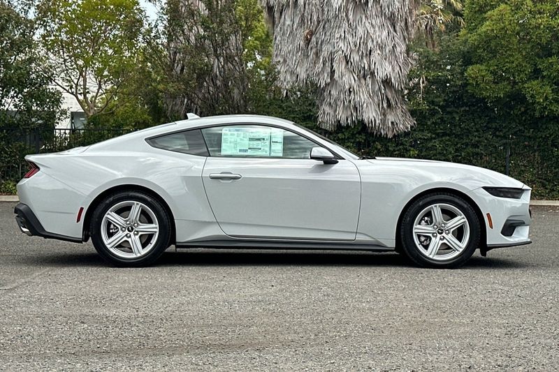 Ford Mustang Vehicle Full-screen Gallery Image 02