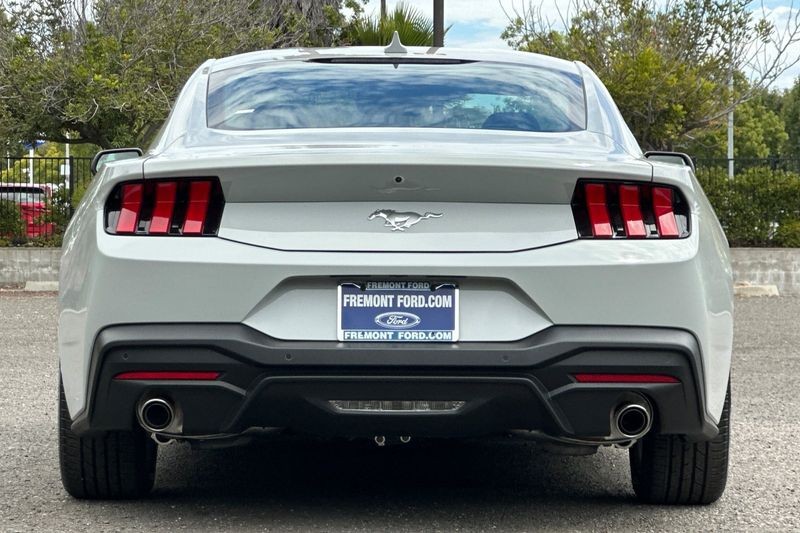 Ford Mustang Vehicle Full-screen Gallery Image 04