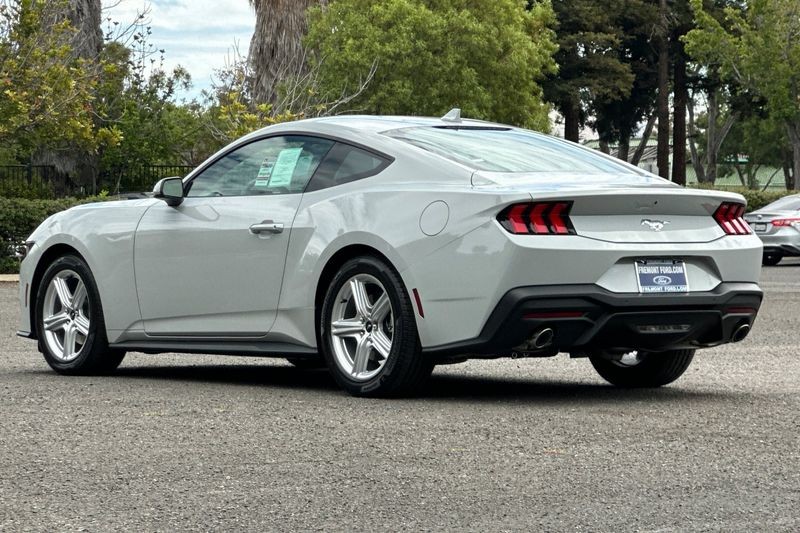 Ford Mustang Vehicle Full-screen Gallery Image 05