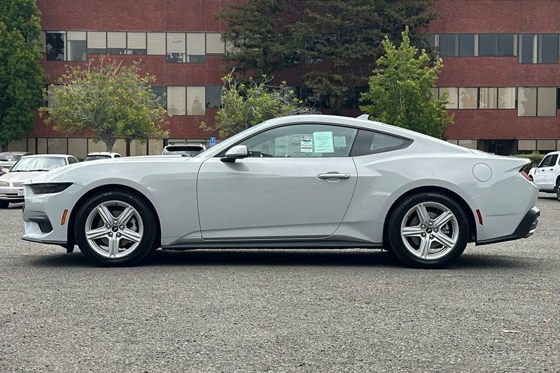 Ford Mustang Vehicle Full-screen Gallery Image 06