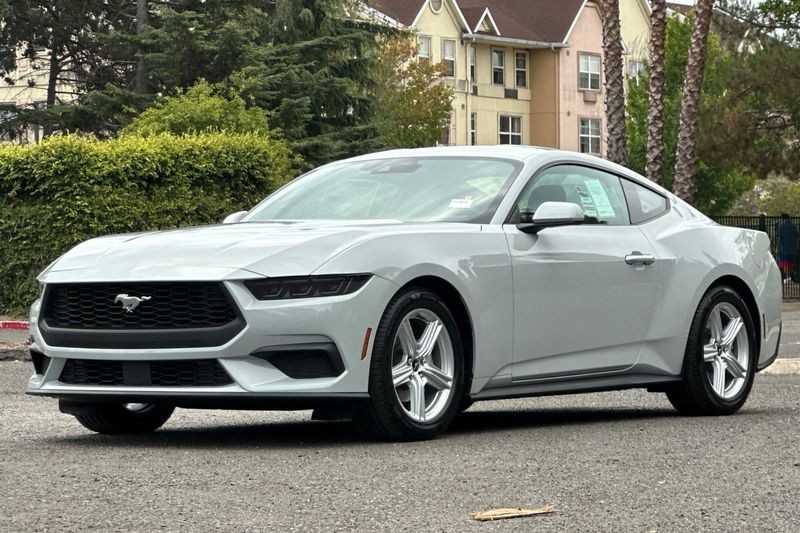 Ford Mustang Vehicle Full-screen Gallery Image 07