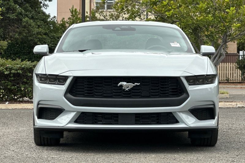 Ford Mustang Vehicle Full-screen Gallery Image 08