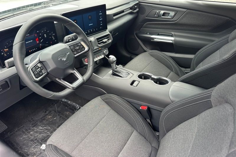Ford Mustang Vehicle Full-screen Gallery Image 09