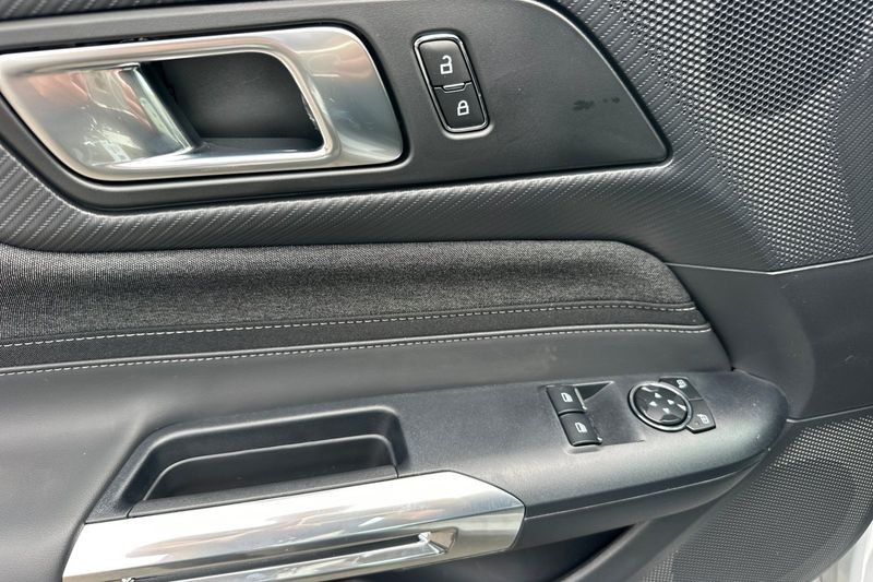 Ford Mustang Vehicle Full-screen Gallery Image 10
