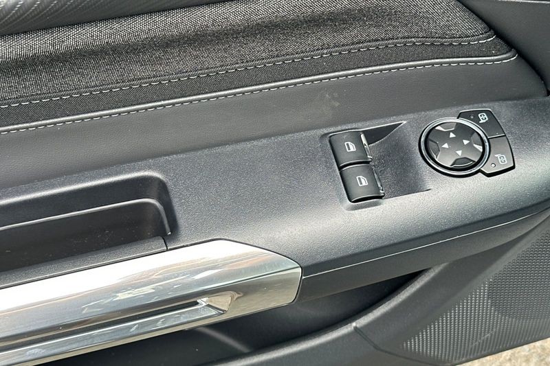 Ford Mustang Vehicle Full-screen Gallery Image 11