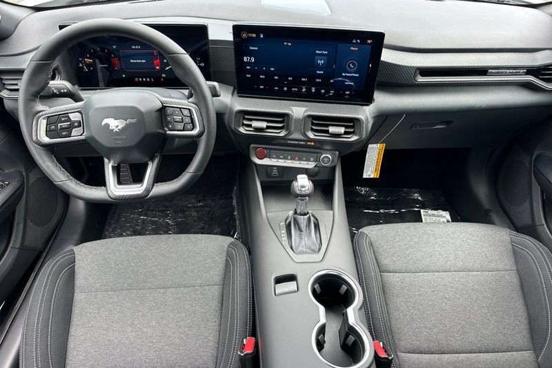 Ford Mustang Vehicle Full-screen Gallery Image 13