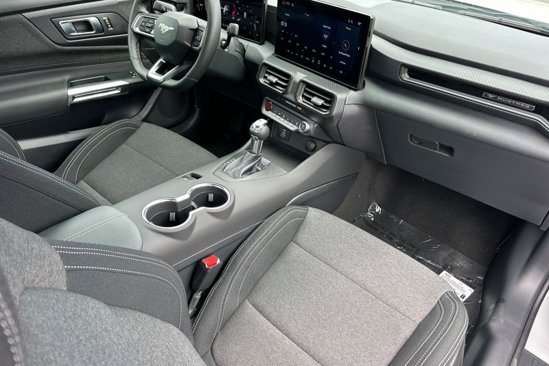 Ford Mustang Vehicle Full-screen Gallery Image 15