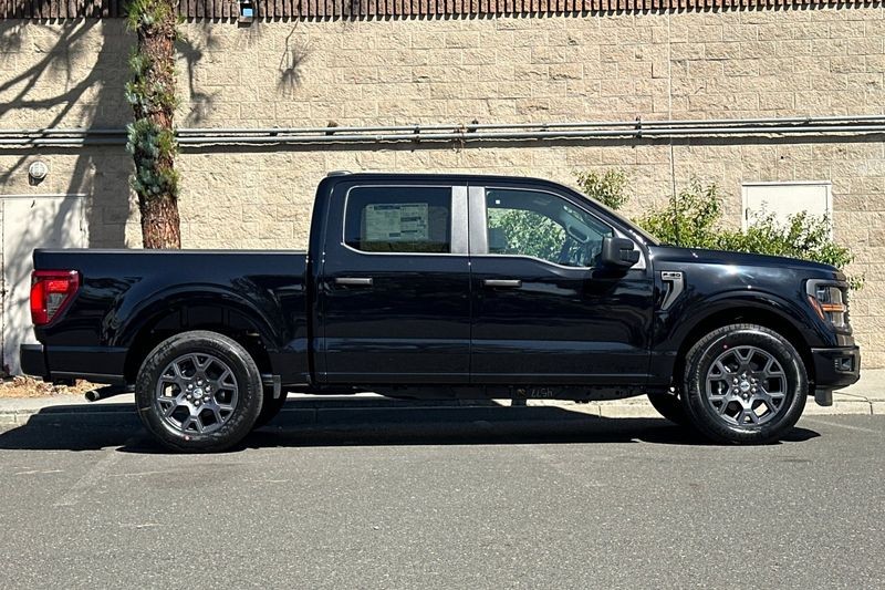 Ford F-150 Vehicle Full-screen Gallery Image 02
