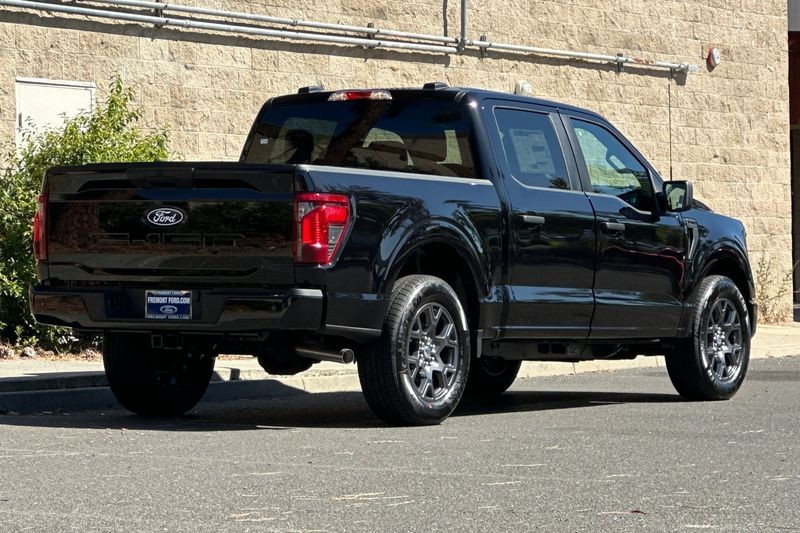 Ford F-150 Vehicle Full-screen Gallery Image 03