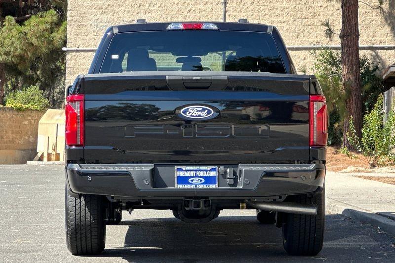 Ford F-150 Vehicle Full-screen Gallery Image 04