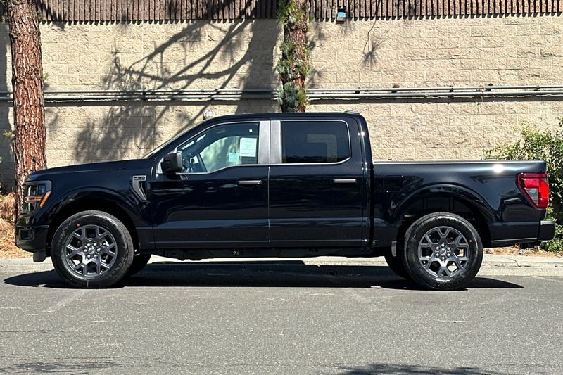 Ford F-150 Vehicle Full-screen Gallery Image 06