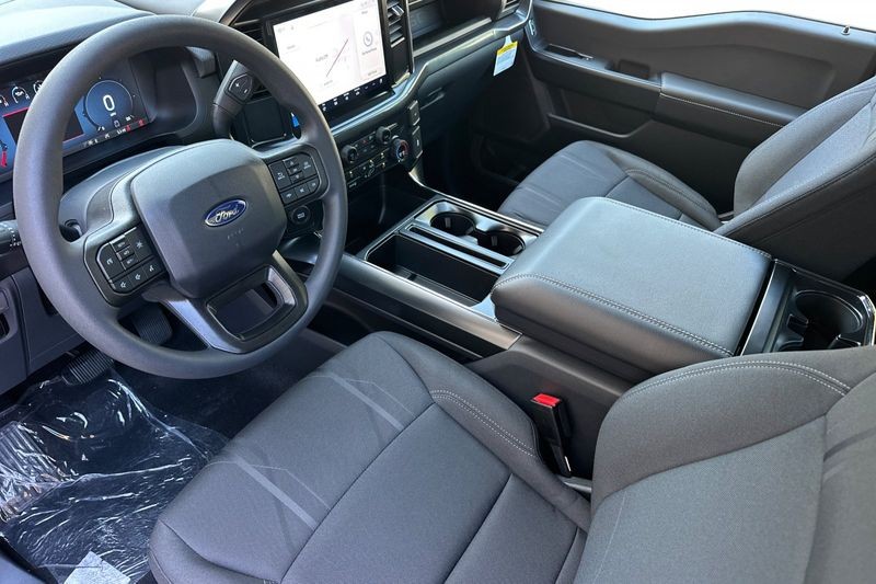 Ford F-150 Vehicle Full-screen Gallery Image 09