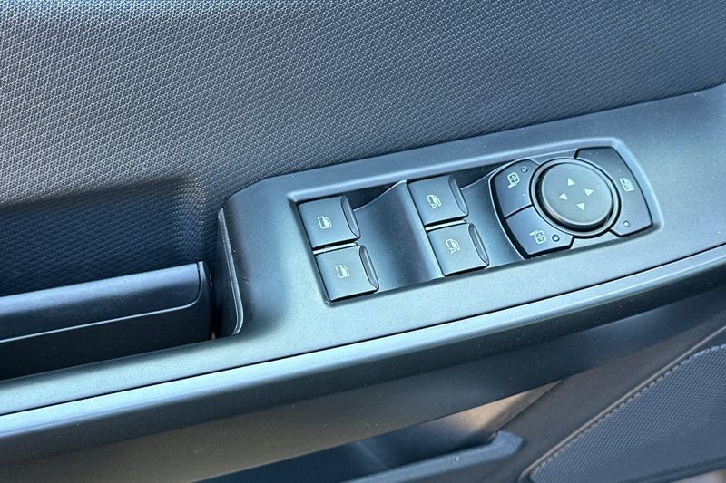 Ford F-150 Vehicle Full-screen Gallery Image 11