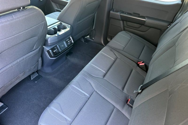 Ford F-150 Vehicle Full-screen Gallery Image 12
