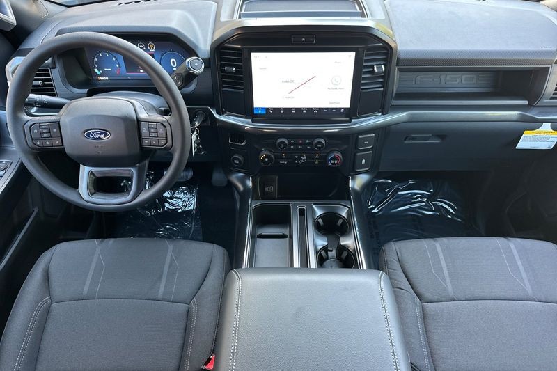 Ford F-150 Vehicle Full-screen Gallery Image 14