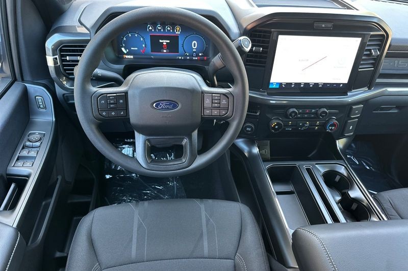 Ford F-150 Vehicle Full-screen Gallery Image 15