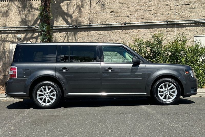 Ford Flex Vehicle Full-screen Gallery Image 02