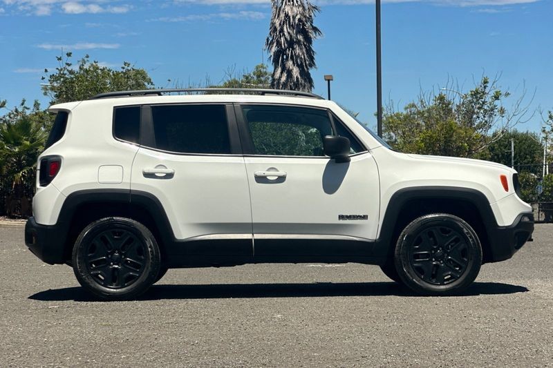 Jeep Renegade Vehicle Full-screen Gallery Image 02