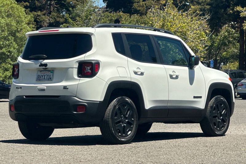 Jeep Renegade Vehicle Full-screen Gallery Image 03