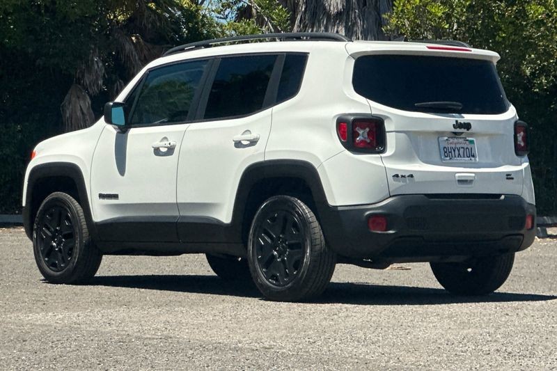Jeep Renegade Vehicle Full-screen Gallery Image 05