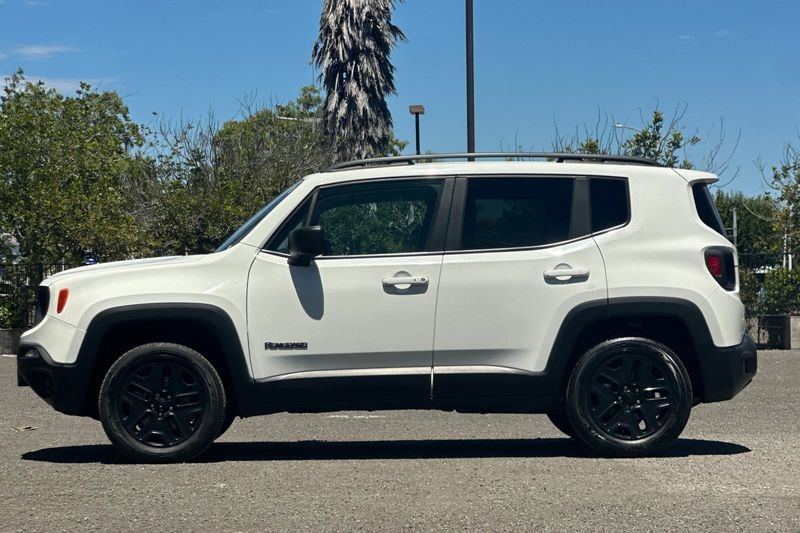 Jeep Renegade Vehicle Full-screen Gallery Image 07
