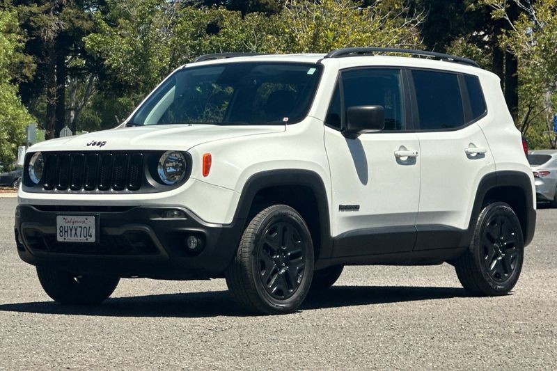 Jeep Renegade Vehicle Full-screen Gallery Image 08