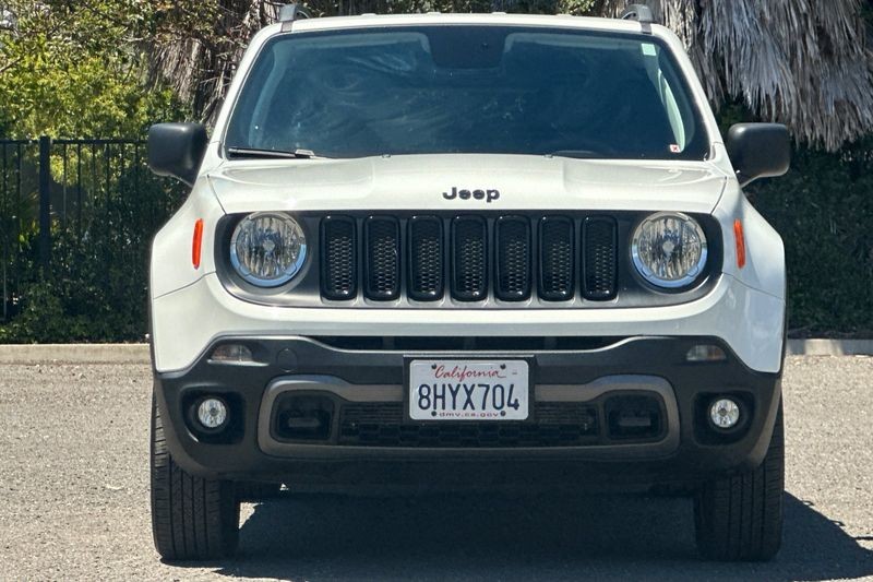 Jeep Renegade Vehicle Full-screen Gallery Image 09