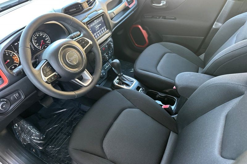 Jeep Renegade Vehicle Full-screen Gallery Image 10