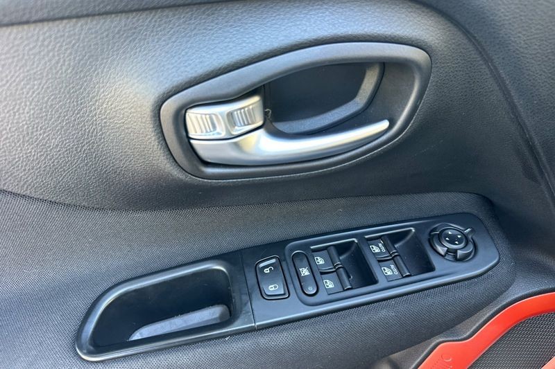 Jeep Renegade Vehicle Full-screen Gallery Image 11