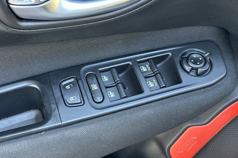 Jeep Renegade Vehicle Full-screen Gallery Image 12