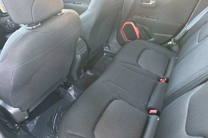 Jeep Renegade Vehicle Full-screen Gallery Image 14