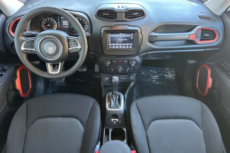 Jeep Renegade Vehicle Full-screen Gallery Image 15
