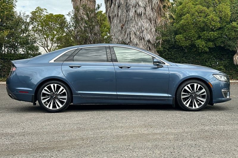 Lincoln MKZ Vehicle Full-screen Gallery Image 02