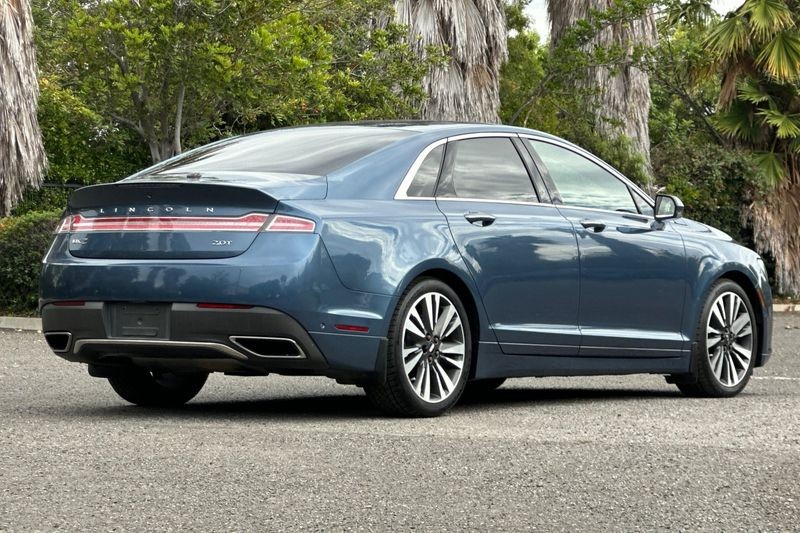 Lincoln MKZ Vehicle Full-screen Gallery Image 03