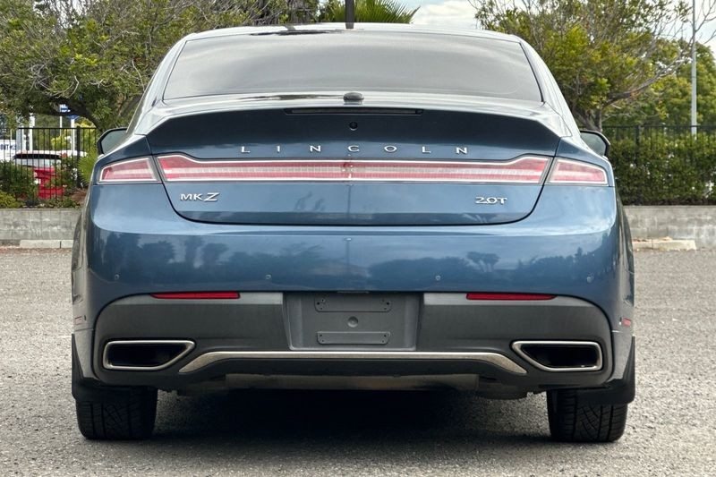 Lincoln MKZ Vehicle Full-screen Gallery Image 04