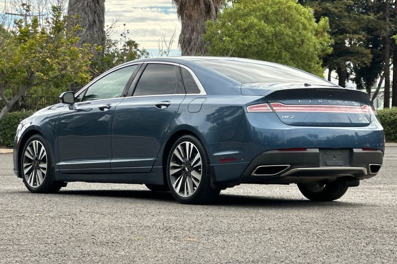 Lincoln MKZ Vehicle Full-screen Gallery Image 05
