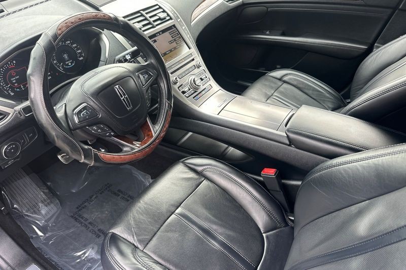 Lincoln MKZ Vehicle Full-screen Gallery Image 09