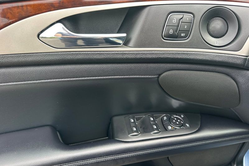 Lincoln MKZ Vehicle Full-screen Gallery Image 10