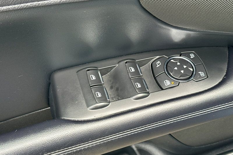 Lincoln MKZ Vehicle Full-screen Gallery Image 11