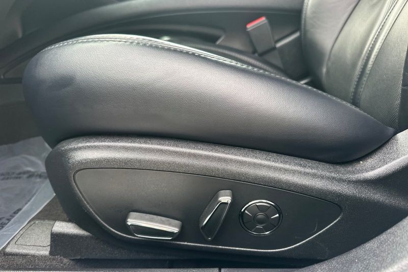 Lincoln MKZ Vehicle Full-screen Gallery Image 12
