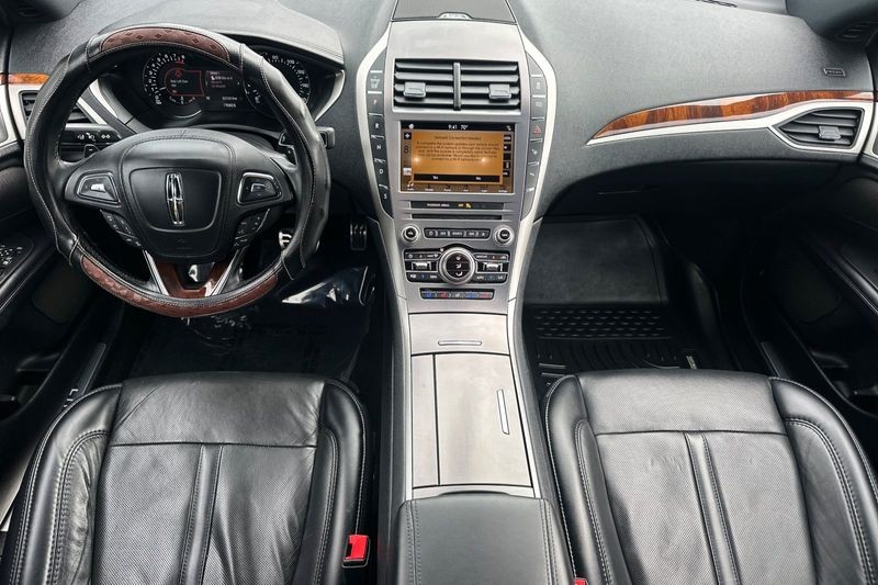 Lincoln MKZ Vehicle Full-screen Gallery Image 14