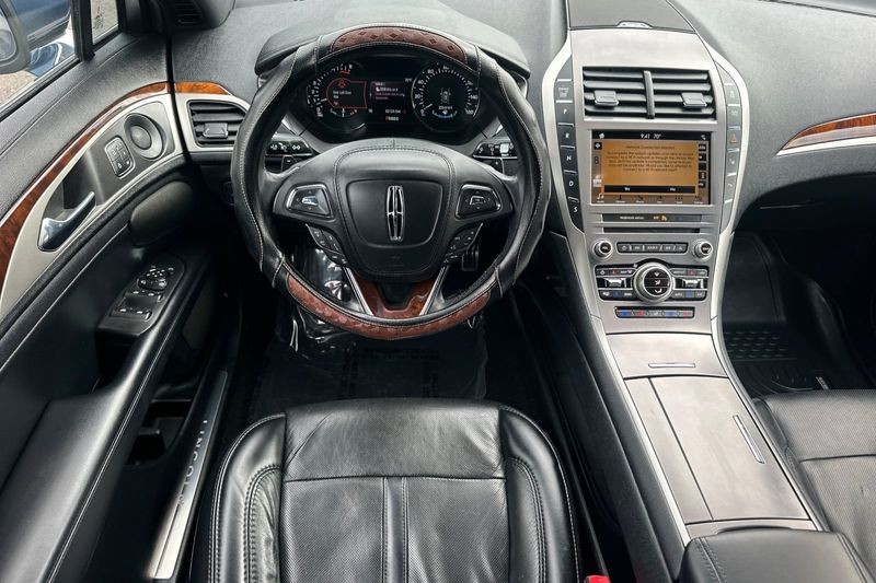 Lincoln MKZ Vehicle Full-screen Gallery Image 15