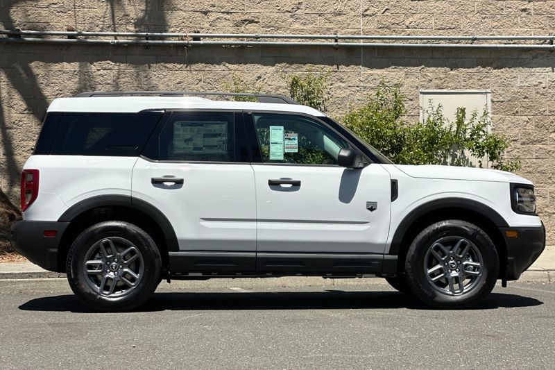 Ford Bronco Sport Vehicle Full-screen Gallery Image 02