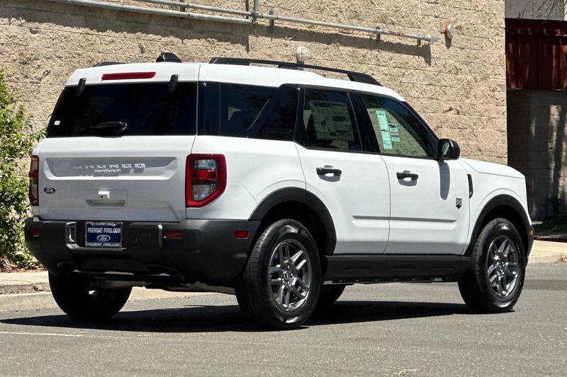 Ford Bronco Sport Vehicle Full-screen Gallery Image 03