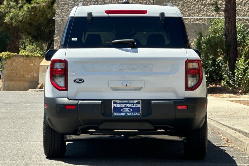 Ford Bronco Sport Vehicle Full-screen Gallery Image 04