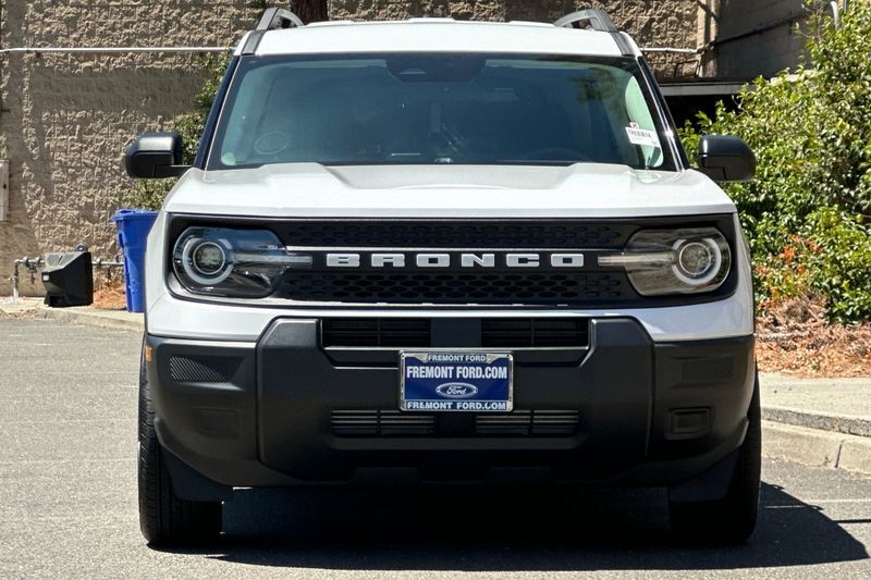Ford Bronco Sport Vehicle Full-screen Gallery Image 08