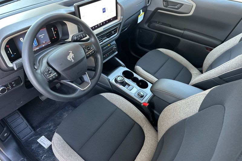 Ford Bronco Sport Vehicle Full-screen Gallery Image 09