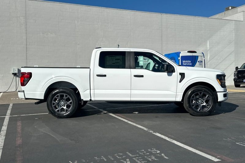 Ford F-150 Vehicle Full-screen Gallery Image 02
